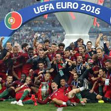 Un espontáneo, 'cazado' por la seguridad. Portugal Europameister 2016 So Ungewohnlich Ist Der Erfolg Fussball Em
