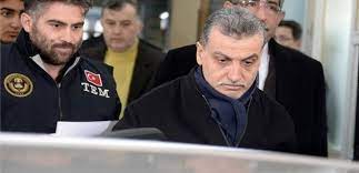 İlk, orta ve lise öğremini i̇stanbul'da tamamladı. Hidayet Karaca Kimdir