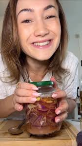 Abendbrot mit gepickelten Zwiebeln sind alles was ich braucheeeee!!!! 150g  rote Zwiebel, 125ml Weißweinessig, 150ml Wasser, Saft einer Zitrone, 1 EL  Dattelzucker, Hand Pfefferkörner, bisschen ...