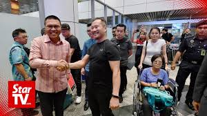 Wiranto, sh., sip.sebagai politikus dan tokoh militer indonesia dan juga master chris leong. Tit Tar Practitioner Chris Leong Returns Home Thestartv Com