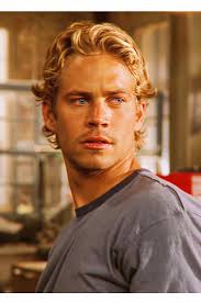 Bryan Oconner Con Playera Negra Y Converse