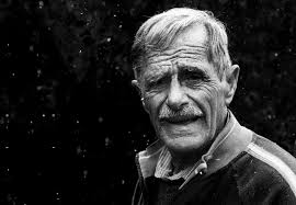 Verrückt: Frau findet nach 50 Jahren Ehe die wahre Identität ihres Mannes  heraus