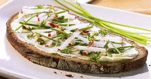Brot Mit Gartenkrauter Radieschenbutter Rezept Rezepte Radieschen Brotzeit