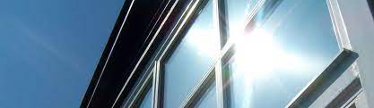 Decorazione con pellicole antisolari argento specchio intagliate e loghi con pellicola sabbiata 3m + tende a bracci con scritte se loghi sulla mantovana. Pellicole Per Vetri Antisolari E Di Sicurezza Lodi Glass Film Installazione Pellicole