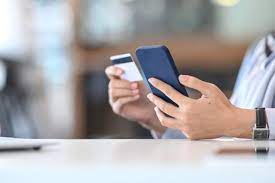 Как лучше получать сообщения от банка: через СМС или push-уведомления? |  Личные деньги | Деньги | Аргументы и Факты