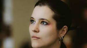 Elisabeth Rioux fait des jaloux en bikini révélateur avec son beau cavalier  bien en vedette dans ses photos