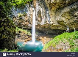 Tipps zu einem besuch am gletschersee und wasserfall. Wasserfall In Der Schweiz In Der Nahe Von Klausenpass Kanton Glarus Schweiz Europa Stockfotografie Alamy