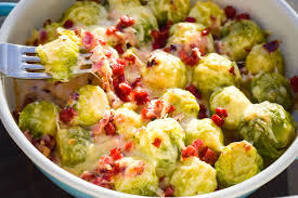 Low Carb Rosenkohlauflauf Mit Zwiebel Speck Sauce Gesunde Snacks Rosenkohlauflauf Vegetarisches Essen