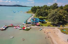 Die strände am balaton zeichnen sich auf der südlichen seite durch sehr flaches wasser aus, das besonders beliebt für einen strandurlaub in ungarn am plattensee ist der strand von siófok, der. Balatontourist Campingplatze