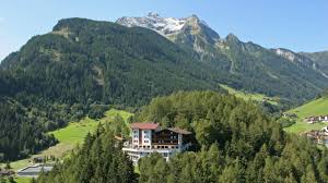 He is accepting new patients and has indicated that he accepts telehealth appointments. Ferienhotel Aussicht Finkenberg Holidaycheck Tirol Osterreich