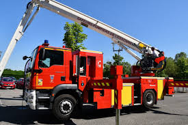 Les pompiers sont sur place pour maîtriser le feu. Sdis 91 Service Departemental D Incendie Et De Secours De L Essonne Evry Ile De France France Government Organization Facebook