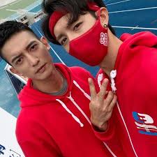 #全明星運動會 #對世界點頭 #nevergiveup #紅藍黑隊共同合唱 #大家加油 剩下眼睛世界如此的距離、恐懼、猜疑 能給予的 位參與第二季全明星運動會的紅、藍、黑隊共同合唱 這一次為世界鼓勵 沒有一個是局外人 對世界點頭 ｜音樂製作｜ 詞曲 呂思緯 agoo lu、廖允杰y、小春. å…¨æ˜Žæ˜Ÿ ç´…éšŠè¿Žä¾†å²ä¸Šæœ€æ…˜6é€£æ•—çŽ‹å®¶æ¢ æ²'ä»€éº¼å¥½è§£é‡‹
