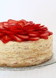 Gateau De Crepes Aux Fraises Avec Fourrage Creme Patissiere Vanillee Crepes Aux Fraises Recette Gateau Fraise Gateau Creme Patissiere