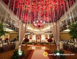 Dekorasi pernikahan tradisional biasanya memakai benda yang melambangkan adat dan tradisi bali. Tren Dekorasi Pelaminan 2018