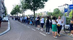 Direct na de bijeenkomst wordt de kist via de hoofdingang van het theater naar buiten gedragen. Rigkj3cmd3uncm