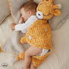Sicacik Ve Rahatca Uyusun Diye Onu Saran Birisi Var Zurafa Battaniye Modelimiz Nako Kar Tanesi Bebe Ve Nako Paris Ile Zurafa Baby Knitting Patterns Orgu