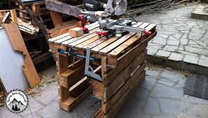 Comment Fabriquer Un Etabli Provisoire Avec 3 Palettes Sans Outils Fabriquer Etabli Projets En Bois De Palette Comment Demonter Une Palette