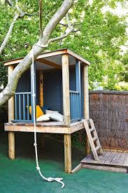 Der Sommer Kommt Schauen Sie Sich Diese 11 Grossartigen Ideen Fur Spielhauser Im Garten An Diy Bas Spielhaus Garten Hinterhof Spielplatz Hinterhof Spielhaus