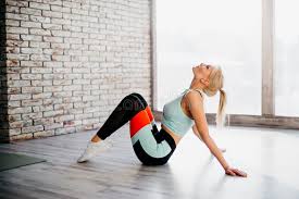 Le Donne Grasse Si Accovacciano in Palestra Sotto La Supervisione  Dell'istruttore Fotografia Stock