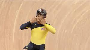 Azizulhasni awang, who crashed spectacularly as sir chris hoy won the men's keirin final at the track world cup on saturday, has had a major splinter of the manchester velodrome track removed from his calf but has been ruled out of next month's world championships. I Will Sleep In This Jersey Awang Azizulhasni Revels In Malaysia S First World Track Gold Eurosport