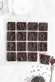 Healthy Fudgy Chocolate Chip Brownies Only 76 Calories Made With Olive Oil Greek Yogurt Instead Of Butter The Fudgy Chocolate Low Calorie Brownies Fudgy