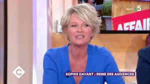 Sophie davant fait partie de ces nombreuses stars qui ont fait des cheveux courts leur signature à l'image d'alessandra sublet ou de charlène de. Replay C A Vous C A Vous Sophie Davant Reine Des Audiences C A Vous 09 05 2018 Du France 5