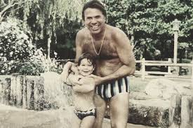Silvio santos só voltará a ser visto nos corredores da. Tunel Do Tempo Silvio Santos Aparece De Sunga Em Foto Rara Fotos Raras Fotos Antigas Fotos