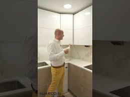 Somos especialistas en el diseño de cocinas a medida para ajustarnos y optimizar los espacios. Consejo Diseno Cocinas Descubre El Mueble En Esquina Que Oculta Al Enemigo De Las Cocinas Youtube
