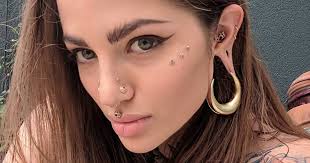 Despite the risk of tongue piercing, this tattoo might have more advantages (pros) that can satisfy your desires compared to its cons. Snake Eyes Piercing So Gefahrlich Ist Der Neue Piercing Trend