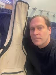 Telefon klingelt! Das mächtige MGMT in Form von Danny Simons ist dran.  Danny Simons: "Uhlmann! Freund, Mythos, Rechnungsadresse! Wie geht es Dir?"  Ich: "5!" Er: "Schulnote oder 1-10?" Ich: "Keine Ahnung!" Er: "