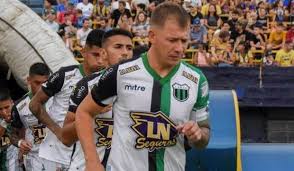 Solari junto a sergio varela fueron los jugadores más importantes en las primeras dos décadas del club. Sancionaron Al Jugador De Nueva Chicago Que Hizo Gestos Antisemitas
