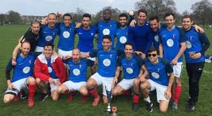 De quelle couleur est une balle molle? Apres Le Sacre Mondial Des Bleus En 2018 L Equipe De L Ambassade De France Leur Emboite Le Pas A Londres