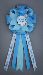 This Blue Mommy To Be Corsage Measures Approximately 3 1 2 Inches The Mum X 6 From Top Of Prendedores Para Baby Shower Boy Baby Shower Ideas Ducha De Chicas