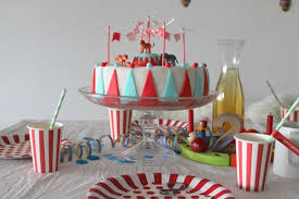 Geburtstagssause Partyspiele Zirkus Futter Und Dekoideen Fur 2 Jahrige Zur Zirkus Party Jules Kleines Freudenhaus Zirkus Geburtstag Zirkus Kuchen Geburtstagskerze