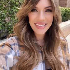 Danielle Davies's Instagram, Twitter & Facebook