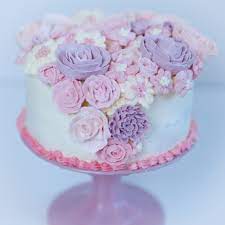 Da buttercreme fester ist als sahne eignet sie sich ideal als. Anleitung Buttercreme Blumen Torten Verzieren Mit Buttercreme Rosen Frau Zuckerfee