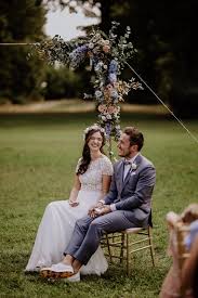 Gluckliches Brautpaar Bei Vintage Landhochzeit Freie Trauung Auf Schloss Kartzow Potsdam Hochzeitsfotog Hochzeit Brautigam Anzuge Hochzeit Hochzeitsfoto Idee