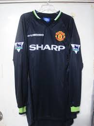 Der ausschnitt ist sehr tief geraten, schon tobt eine sexismusdebatte. Manchester United Dritte Fussball Trikots 1998 1999 Sponsored By Sharp