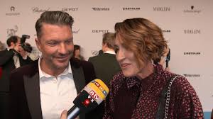 Nachdem seine frau bei einem unfall ums leben gekommen ist, reist er mit seiner tochter nach küblach, um sein elternhaus zu verkaufen. Hardy Kruger Jr Warum Er Seine Frau Alice Zum Dritten Mal Heiratet