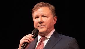 Elliot Chambers's Instagram, Twitter & Facebook