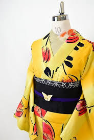 檸檬シロップのような透んだイエローのぼかし美しい大胆なストライプパターンに チューリップを思わせる赤い花もようが染め出された注染レトロ浴衣です 浴衣 レトロ 着物 浴衣