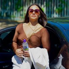 A brasileira Linda de Sousa Abreu, com passaporte português, declarou-se  culpada e aguarda condenação em Londres por gravar cenas de sexo com um  recluso.