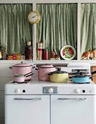 jaren 50 met pastelkleurige pannen door saskiameyer ouderwetse kachels vintage keuken retro keukens