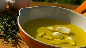 This allows it to be effective in fighting against dandruff, cleaning the scalp, and sublimating the hair. How To Make Garlic Oil For Natural Remedies 9 Amazing Ways To Use It Ndtv Food