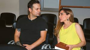 After moving to athens in the early 1990s, vandi signed with minos emi and released two albums gela mou (1994. Ntemhs Nikolaidhs Despoina Bandh Giati Tsakise Enas Paramy8enios Gamos Meta Apo 18 Xronia