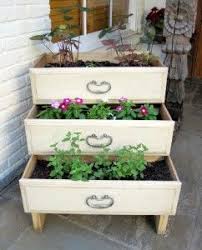 Recycler Des Produits Du Quotidien Pour Le Jardin Jardinieres Diy Idees Jardin Vieux Tiroirs