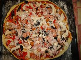 Se scoate din cuptor cand marginile blatului de pizza devin aurii ! Pizza De Casa Retetele Tale