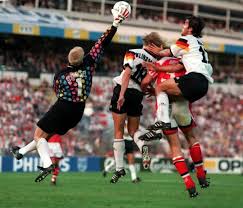 Mehr zu den autoren und autorinnen auf skysport.de 957 Curtidas 3 Comentarios Football Photos And Video Retro Football Photo No Instagram Peter Schmeichel With His Trademar Football Kids Football Soccer