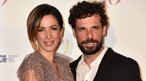 Troppe donne assediano mio marito, forse vi è sfuggito che è sposato. Addio Tra Andrea Delogu E Francesco Montanari Colpa Del Lockdown Tgcom24