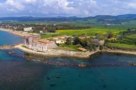A personification of death, she is associated with healing, protection, and safe delivery to the afterlife by her devotees. Santa Severa Ein Schloss In Dem Sich Das Meer Verliebt Hat Terra Italia